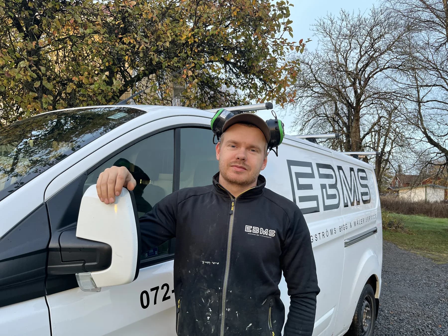 Albin Engström i arbetskläder vid företagets servicebil